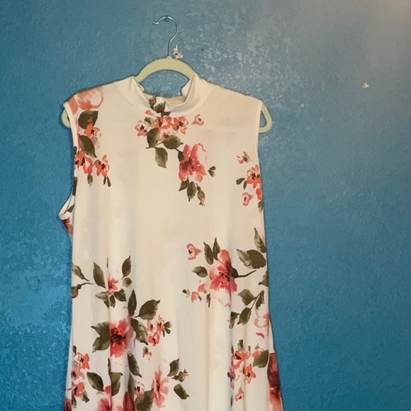 White sleeveless shirt with flower designs, 2x, brand: Rainbow - Picture 4 of 4